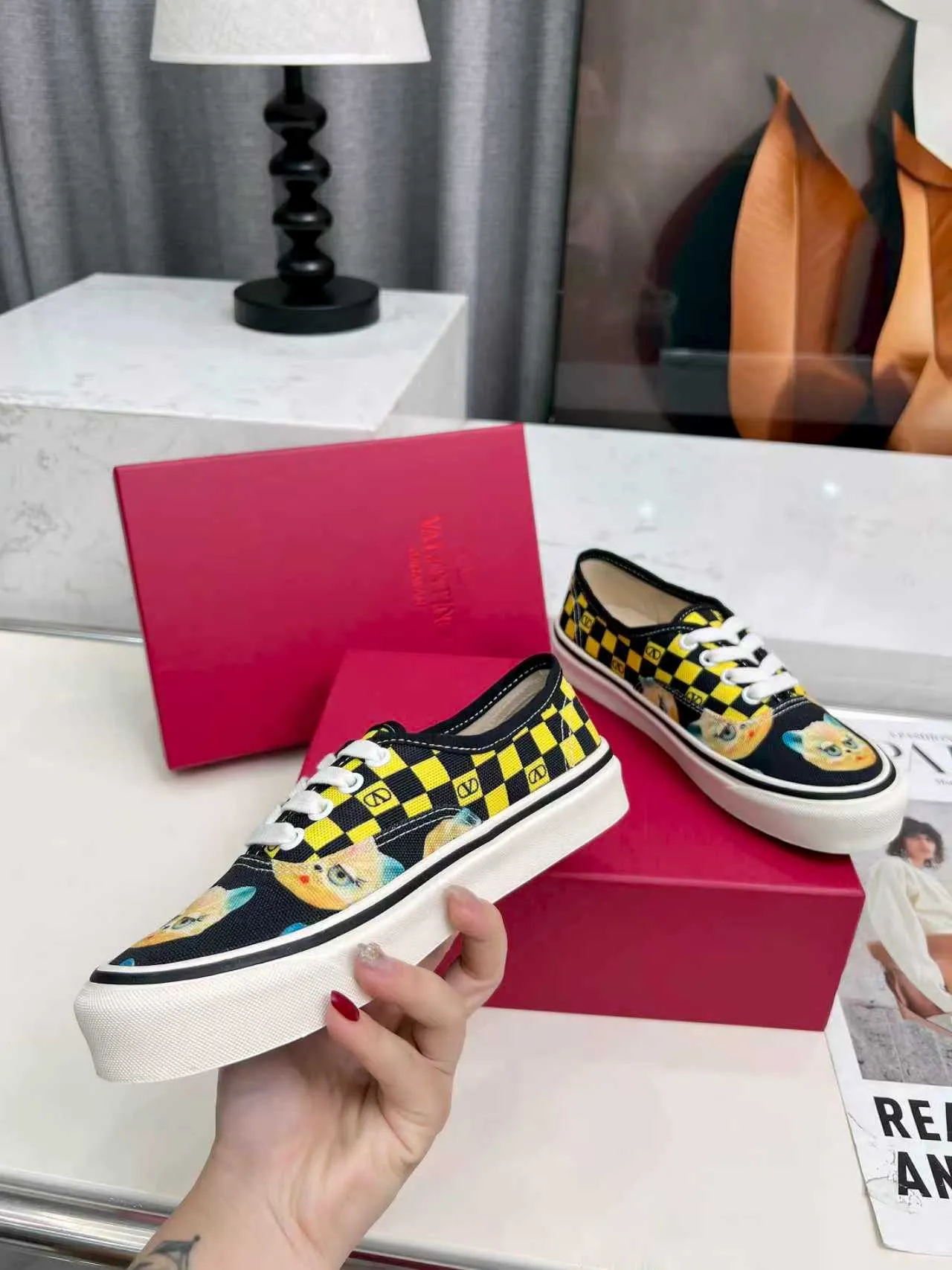 [Valentino Giving classic shoes a personality that spans the ages. Many celebrities - Jolin Tsai. Yang Zi. Liu Wen. Ma Baiquan. Choi Soobin. freen. Song Zuer. JJ Lin. zel. Cecilia Cheung. shark. Xin Yunlai...same style.